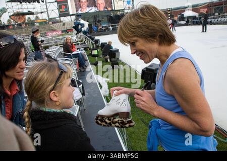 Dezember 2007: San Francisco, Kalifornien, USA - Olympiasiegerin DOROTHY HAMILL unterzeichnet das Eiskate der 8-jährigen SARAH GRAY während der Probe für das Brian Boitano Iceskating Spectacular. Die Einwohnerin in Florida flog mit ihrer Mutter, um an der Show teilzunehmen. (Bild: © Tim Wagner/ZUMA Press) Stockfoto