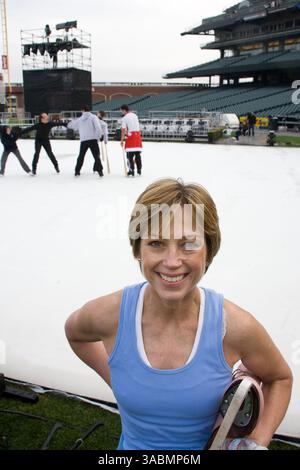 Dezember 2007 - San Francisco, Kalifornien, USA - Olympische Goldmedaillengewinnerin DOROTHY HAMILL bei der Probe zur Eröffnung des Brian Boitano Iceskating Spectacular im San Francisco Giants AT&T Stadion. (Bild: © Tim Wagner/ZUMA Press) Stockfoto