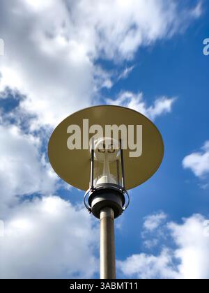 Tiefwinkelansicht eines Lichtmasts gegen Himmel mit Wolken. Stockfoto