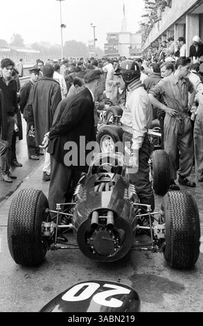 Graham Hill (GBR) mit seinem BRM P261 V8 in den monza Pits..italienischer GP, Monza, 6. September 1964 (Credit Image: ©Sutton Motorsports/ZUMA Press) Stockfoto