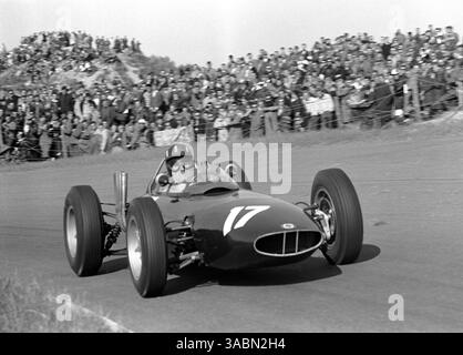 Graham Hill (GBR) BRM P57 holte seinen ersten Grand Prix-Sieg im Eröffnungsrennen der Saison...der niederländische Grand Prix, Zandvoort, 20. Mai 1962. (Kreditbild: ©Sutton Motorsports/ZUMA Press) Stockfoto