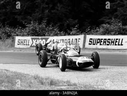 Maurice Trintignant (FRA) führt Tony Maggs (RSA) Cooper T60 an, der am 8. Juli 1962 mit dem zweiten Platz in Frankreich am besten endete. (Kreditbild: ©Sutton Motorsports/ZUMA Press) Stockfoto