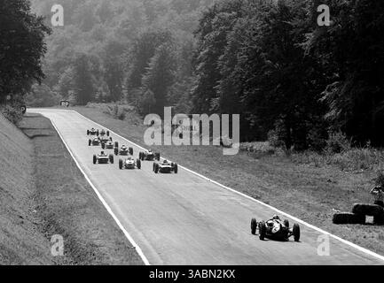 Graham Hill (GBR) BRM P57 führt das Feld früh im Rennen an. Er zog zehn Runden nach dem Ende des Rennens mit einer defekten Zündpumpenhalterung zurück...Grand Prix von Frankreich, Rouen-les-Essarts, 8. Juli 1962. (Kreditbild: ©Sutton Motorsports/ZUMA Press) Stockfoto