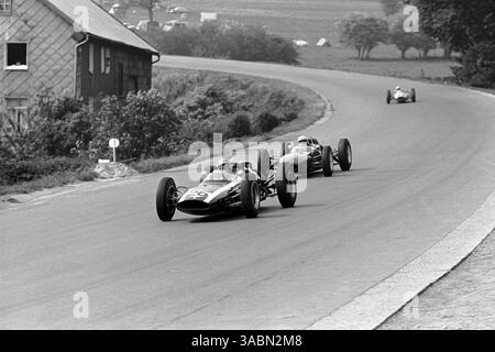 Tony Maggs (RSA) Cooper T60, der nach Getriebeproblemen in den Ruhestand ging, führt den fünften Platz John Surtees (GBR) Lola Mk4...Grand Prix von Belgien, Spa-Francorchamps, 17. Juni 1962. (Kreditbild: ©Sutton Motorsports/ZUMA Press) Stockfoto