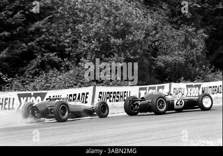 Der siebte Platz, Maurice Trintignant (FRA), führt Tony Maggs (RSA) an, der, obwohl er seinen Cooper T60 beim Bremsen blockierte, am 8. Juli 1962 eine Bestzeit in seiner Karriere erreichte, die dem zweiten Platz entsprach... Grand Prix von Frankreich, Rouen-les-Essarts. (Kreditbild: ©Sutton Motorsports/ZUMA Press) Stockfoto