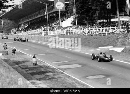 Graham Hill (GBR) BRM P57 führt das Feld früh im Rennen an. Er zog zehn Runden nach dem Ende des Rennens mit einer defekten Zündpumpenhalterung zurück...Grand Prix von Frankreich, Rouen-les-Essarts, 8. Juli 1962. (Kreditbild: ©Sutton Motorsports/ZUMA Press) Stockfoto
