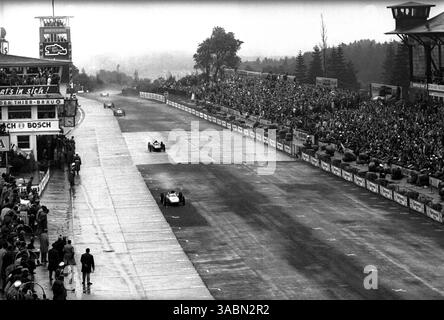 Der damalige Rennführer und Gesamtplatzier Dan Gurney (USA) Porsche 804 führt den Rennsieger Graham Hill (GBR) BRM P57...Grand Prix von Deutschland, Nürburgring, 5. August 1962. (Kreditbild: ©Sutton Motorsports/ZUMA Press) Stockfoto