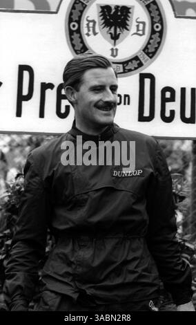 Rennsieger Graham Hill (GBR) BRM feiert Sieg auf dem Podium...großer Preis Deutschlands, Nürburgring, 5. August 1962. (Kreditbild: ©Sutton Motorsports/ZUMA Press) Stockfoto