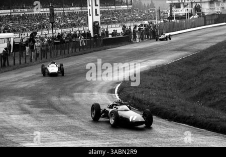 Rennsieger Graham Hill (GBR) BRM P57 führt den dritten Platz Dan Gurney (USA) Porsche 804...Grand Prix von Deutschland, Nürburgring, 5. August 1962. (Kreditbild: ©Sutton Motorsports/ZUMA Press) Stockfoto