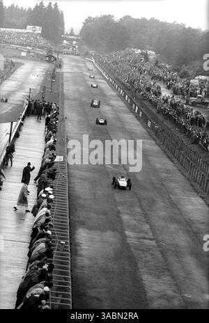 Der damalige Rennführer und Gesamtplatzier Dan Gurney (USA) Porsche 804 führt den Rennsieger Graham Hill (GBR) BRM P57...Grand Prix von Deutschland, Nürburgring, 5. August 1962. (Kreditbild: ©Sutton Motorsports/ZUMA Press) Stockfoto