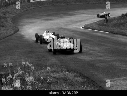 Rennsieger Graham Hill (GBR) BRM P57 führt Lucien Bianchi (BEL), der im letzten Rennen für das Team Ecurie nationale Belge (ENB) Maserati den sechzehnten und letzten Platz belegte...Grand Prix von Deutschland, Nürburgring, 5. August 1962. (Kreditbild: ©Sutton Motorsports/ZUMA Press) Stockfoto