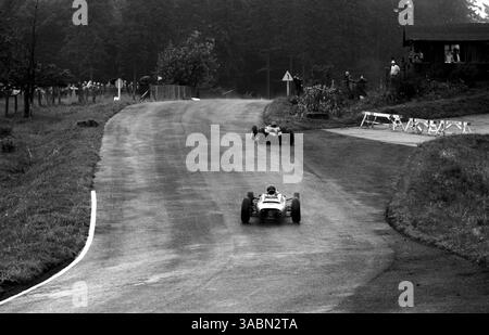 Rennsieger Graham Hill (GBR) BRM P57 führt den dritten Platz Dan Gurney (USA) Porsche 804...Grand Prix von Deutschland, Nürburgring, 5. August 1962. (Kreditbild: ©Sutton Motorsports/ZUMA Press) Stockfoto