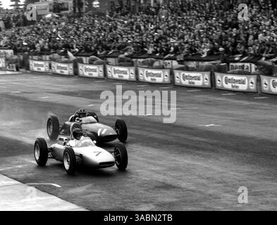 Rennsieger Graham Hill (GBR) BRM P57 versucht, den damaligen Rennführer und Gesamtdrittplatzierten Dan Gurney (USA) Porsche 804...Grand Prix von Deutschland, Nürburgring, 5. August 1962 zu überholen. (Kreditbild: ©Sutton Motorsports/ZUMA Press) Stockfoto