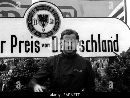 Rennsieger Graham Hill (GBR) BRM auf dem Podium...großer Preis Deutschlands, Nürburgring, 5. August 1962. (Kreditbild: ©Sutton Motorsports/ZUMA Press) Stockfoto