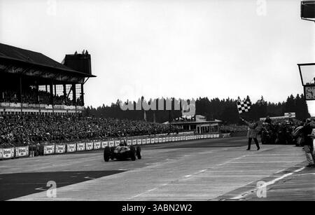 Gegen kurz vor zehn zu sechs Uhr am Abend holt Graham Hill (GBR) BRM P57 die karierte Flagge und einen weiteren Sieg...großer Preis Deutschlands, Nürburgring, 5. August 1962. (Kreditbild: ©Sutton Motorsports/ZUMA Press) Stockfoto
