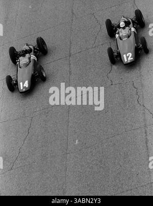 Rennsieger Graham Hill (GBR) BRM P57 (links) zieht neben seinem Teamkollegen und Zweiter-Finisher Richie Ginther (USA)... Grand Prix von Italien, Monza, 16. September 1962. (Kreditbild: ©Sutton Motorsports/ZUMA Press) Stockfoto