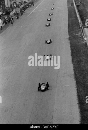 Rennsieger Graham Hill (GBR) BRM P57 führt seinen Teamkollegen und Zweitplatzierten Richie Ginther (USA) und den Rest des Slipstreaming-Pakets an...Grand Prix von Italien, Monza, 16. September 1962. (Kreditbild: ©Sutton Motorsports/ZUMA Press) Stockfoto
