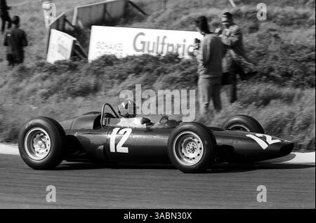 Graham Hill (GBR) BRM P57 kämpfte für einen Großteil des Rennens um den zweiten, bevor sein Motor elf Runden vom Ziel aus fuhr...Grand Prix von Holland, Zandvoort, 23. Juni 1963. (Kreditbild: ©Sutton Motorsports/ZUMA Press) Stockfoto