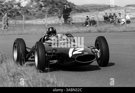 Graham Hill (GBR) BRM P57 kämpfte für einen Großteil des Rennens um den zweiten, bevor sein Motor elf Runden vom Ziel aus fuhr...Grand Prix von Holland, Zandvoort, 23. Juni 1963. (Kreditbild: ©Sutton Motorsports/ZUMA Press) Stockfoto