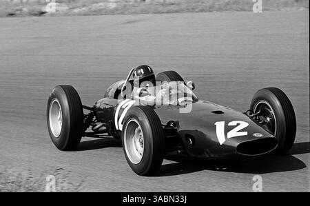 Graham Hill (GBR) BRM P57 kämpfte für einen Großteil des Rennens um den zweiten, bevor sein Motor elf Runden vom Ziel aus fuhr...Grand Prix von Holland, Zandvoort, 23. Juni 1963. (Kreditbild: ©Sutton Motorsports/ZUMA Press) Stockfoto
