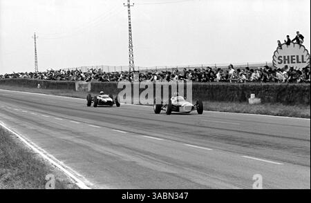 Der dritte Finisher Graham Hill (GBR) BRM T61 wird von Tony Maggs (RSA) Cooper T66 verfolgt, der am 30. Juni 1963 den zweiten Platz belegte. (Kreditbild: ©Sutton Motorsports/ZUMA Press) Stockfoto