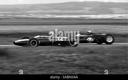 Tony Maggs (RSA) Cooper T66 überholt Jo Bonnier (SWE) Cooper T60 auf dem Weg zu einer Bestzeit auf Platz 2...Grand Prix von Frankreich, Reims, 30. Juni 1963. (Kreditbild: ©Sutton Motorsports/ZUMA Press) Stockfoto
