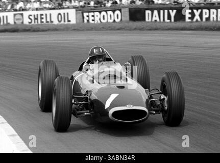 Graham Hill (GBR) BRM P57 ging in der letzten Runde der Treibstoff aus, was ihn vom zweiten auf den dritten Platz herabsetzte...britischer Grand Prix, Silverstone, 20. Juli 1963. (Kreditbild: ©Sutton Motorsports/ZUMA Press) Stockfoto