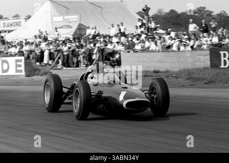 Graham Hill (GBR) BRM P57 ging in der letzten Runde der Treibstoff aus, was ihn vom zweiten auf den dritten Platz herabsetzte...britischer Grand Prix, Silverstone, 20. Juli 1963. (Kreditbild: ©Sutton Motorsports/ZUMA Press) Stockfoto