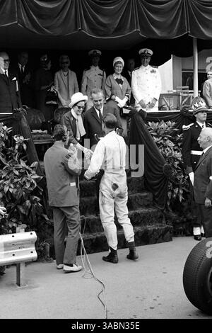 Der Rennsieger Graham Hill (GBR) erhält seine Trophäe von Prinzessin Grace von Monaco und Prinz Rainier von Monaco. Grand Prix von Monaco, Monte Carlo, 10. Mai 1964. (Kreditbild: ©Sutton Motorsports/ZUMA Press) Stockfoto