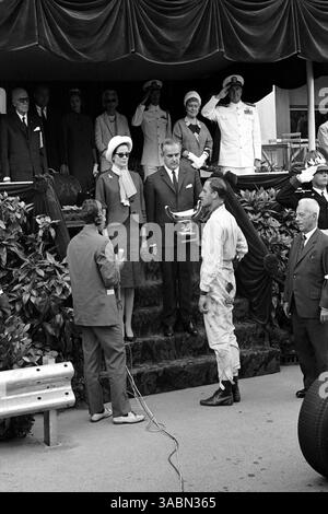 Der Rennsieger Graham Hill (GBR) erhält seine Trophäe von Prinzessin Grace von Monaco und Prinz Rainier von Monaco. Grand Prix von Monaco, Monte Carlo, 10. Mai 1964. (Kreditbild: ©Sutton Motorsports/ZUMA Press) Stockfoto