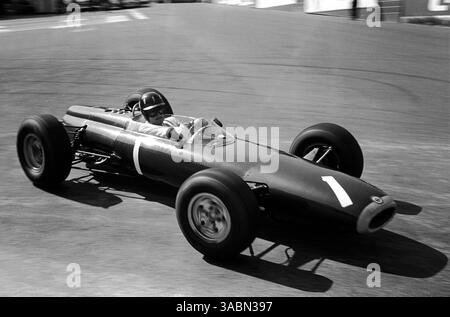 Graham Hill (GBR) BRM P261 belegte den fünften Platz, nachdem er beim Start ins Ziel Probleme mit der Kraftstoffpumpe hatte...Grand Prix von Belgien, Spa-Francorchamps, 14. Juni 1964. (Kreditbild: ©Sutton Motorsports/ZUMA Press) Stockfoto
