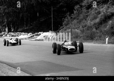 Graham Hill (GBR) BRM P261 belegte den fünften Platz, nachdem er beim Start ins Ziel Probleme mit der Kraftstoffpumpe hatte...Grand Prix von Belgien, Spa-Francorchamps, 14. Juni 1964. (Kreditbild: ©Sutton Motorsports/ZUMA Press) Stockfoto