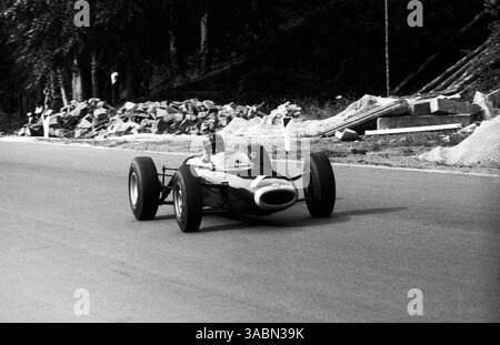 Graham Hill (GBR) BRM P261 belegte den fünften Platz, nachdem er beim Start ins Ziel Probleme mit der Kraftstoffpumpe hatte...Grand Prix von Belgien, Spa-Francorchamps, 14. Juni 1964. (Kreditbild: ©Sutton Motorsports/ZUMA Press) Stockfoto