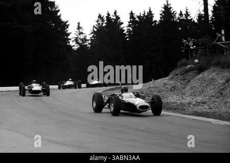Graham Hill (GBR) BRM P261 belegte den fünften Platz, nachdem er beim Start ins Ziel Probleme mit der Kraftstoffpumpe hatte...Grand Prix von Belgien, Spa-Francorchamps, 14. Juni 1964. (Kreditbild: ©Sutton Motorsports/ZUMA Press) Stockfoto