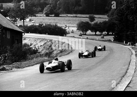 Graham Hill (GBR) BRM P261 belegte den fünften Platz, nachdem er beim Start ins Ziel Probleme mit der Kraftstoffpumpe hatte...Grand Prix von Belgien, Spa-Francorchamps, 14. Juni 1964. (Kreditbild: ©Sutton Motorsports/ZUMA Press) Stockfoto