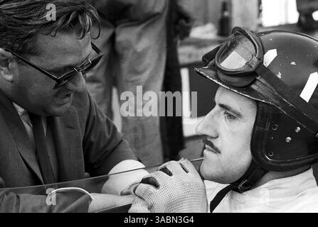Tony Rudd (GBR) BRM Chief Designer spricht mit Graham Hill (GBR), der den BRM P261 auf Platz zwei nach Hause holte...German Grand, Prix, Nürburgring, 2. August 1964. (Kreditbild: ©Sutton Motorsports/ZUMA Press) Stockfoto