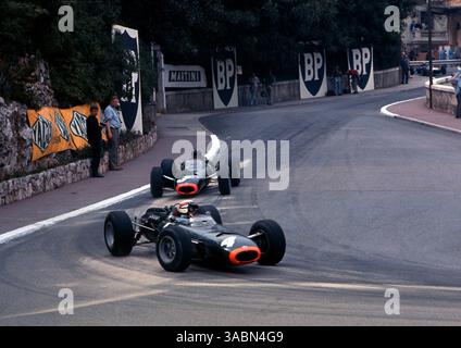 Monaco GP, 30. Mai 1965 ..Jackie Stewart(3.) BRM P261 führt Sieger Graham Hill(BRM P261) (Bild: ©Sutton Motorsports/ZUMA Press) Stockfoto