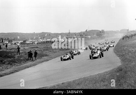 Jim Clark (GBR) Lotus 25 (rechts) führt den Erstsieger Graham Hill (GBR) BRM P57 (links) zu Beginn des Rennens ins Tarzan... Grand Prix von Holland, Zandvoort, 20. Mai 1962. (Kreditbild: ©Sutton Motorsports/ZUMA Press) Stockfoto