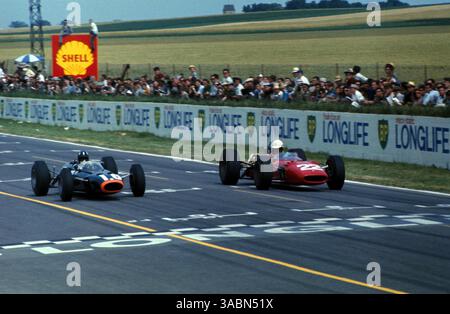 Mike Parkes (GBR) Ferrari 312, der in seinem ersten Rennen für Ferrari den zweiten Platz belegte, überquerte Graham Hill (GBR) BRM P261, DNF...Grand Prix von Frankreich, Riems, Frankreich, 3. Juli 1966. (Kreditbild: ©Sutton Motorsports/ZUMA Press) Stockfoto