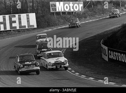 Ein Ford Anglia (links) führt einen Lotus Ford Cortina an. British Saloon Car Championship, Brands Hatch, 1965. (Kreditbild: ©Sutton Motorsports/ZUMA Press) Stockfoto
