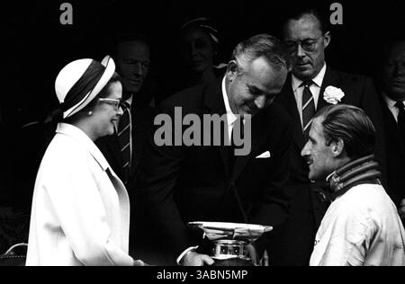 Rennsieger Graham Hill (GBR) erhält seine Trophäe von der HSH Prinzessin Grace von Monaco und dem HSH Prinz Rainier von Monaco...Grand Prix von Monaco, Monte Carlo, 30. Mai 1965. (Kreditbild: ©Sutton Motorsports/ZUMA Press) Stockfoto