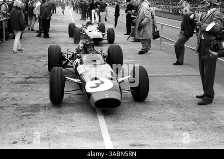 Der zweite Platz, Graham Hill (GBR) BRM P261, kommt im Parc Ferme an, der dritte Platz John Surtees (GBR) Ferrari 1512, der knapp hinter sich liegt...britischer Grand Prix, Silverstone, 10. Juli 1965. (Kreditbild: ©Sutton Motorsports/ZUMA Press) Stockfoto