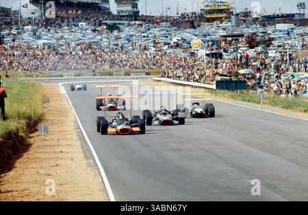 L-R; Jackie Oliver (GBR) BRM P133, Pedro Rodriguez (MEX) BRM P126 und Jacky Ickx (BEL) Brabham Cosworth BT26A fahren fast drei Rennen in der Nähe. Grand Prix von Südafrika, RD1, Kyalami, Südafrika, 1. März 1969..BEST IMAGE (Credit Image: ©Sutton Motorsports/ZUMA Press) Stockfoto