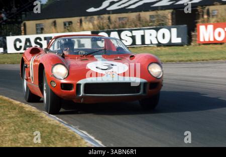 Rennsieger Graham Hill (GBR) Ferrari 330P..Tourist Trophy, Rd13, Goodwood, England..29. August 1964. (Kreditbild: ©Sutton Motorsports/ZUMA Press) Stockfoto