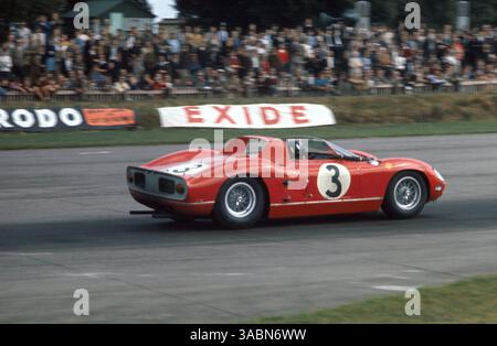 Rennsieger Graham Hill (GBR) Ferrari 330P..Tourist Trophy, Rd13, Goodwood, England..29. August 1964. (Kreditbild: ©Sutton Motorsports/ZUMA Press) Stockfoto