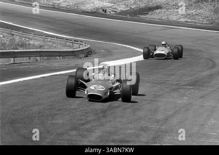 Rennsieger Graham Hill (GBR) Lotus 49 führt an zweiter Stelle Denny Hulme (NZL) McLaren M7A. Großer Preis Von Spanien, Jarama, 12. Mai 1968. (Kreditbild: ©Sutton Motorsports/ZUMA Press) Stockfoto