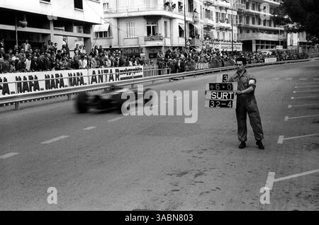 Das Boxenbrett wird für den Rennsieger Graham Hill (GBR) BRM P261...Grand Prix von Monaco, Monte Carlo, 30. Mai 1965 gezeigt. (Kreditbild: ©Sutton Motorsports/ZUMA Press) Stockfoto