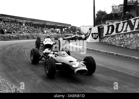 Rennsieger Graham Hill (GBR) BRM P261 führt den zweitplatzierten Lorenzo Bandini (ITA) Ferrari 1512...Grand Prix von Monaco, Monte Carlo, 30. Mai 1965. (Kreditbild: ©Sutton Motorsports/ZUMA Press) Stockfoto