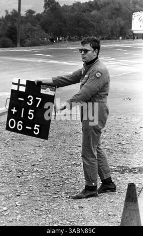 Ein Boxenbrett wird für den zweiten Platz Graham Hill (GBR) Lotus ausgetragen. ..Grand Prix Der Vereinigten Staaten, Watkins Glen, 6. Oktober 1968. (Kreditbild: ©Sutton Motorsports/ZUMA Press) Stockfoto