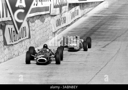 Dritter Finisher Graham Hill (GBR) BRM P261 führt Lorenzo Bandini (ITA) Ferrari 246 an, der den zweiten Platz belegte...Grand Prix von Monaco, Monte Carlo, 22. Mai 1966. (Kreditbild: ©Sutton Motorsports/ZUMA Press) Stockfoto